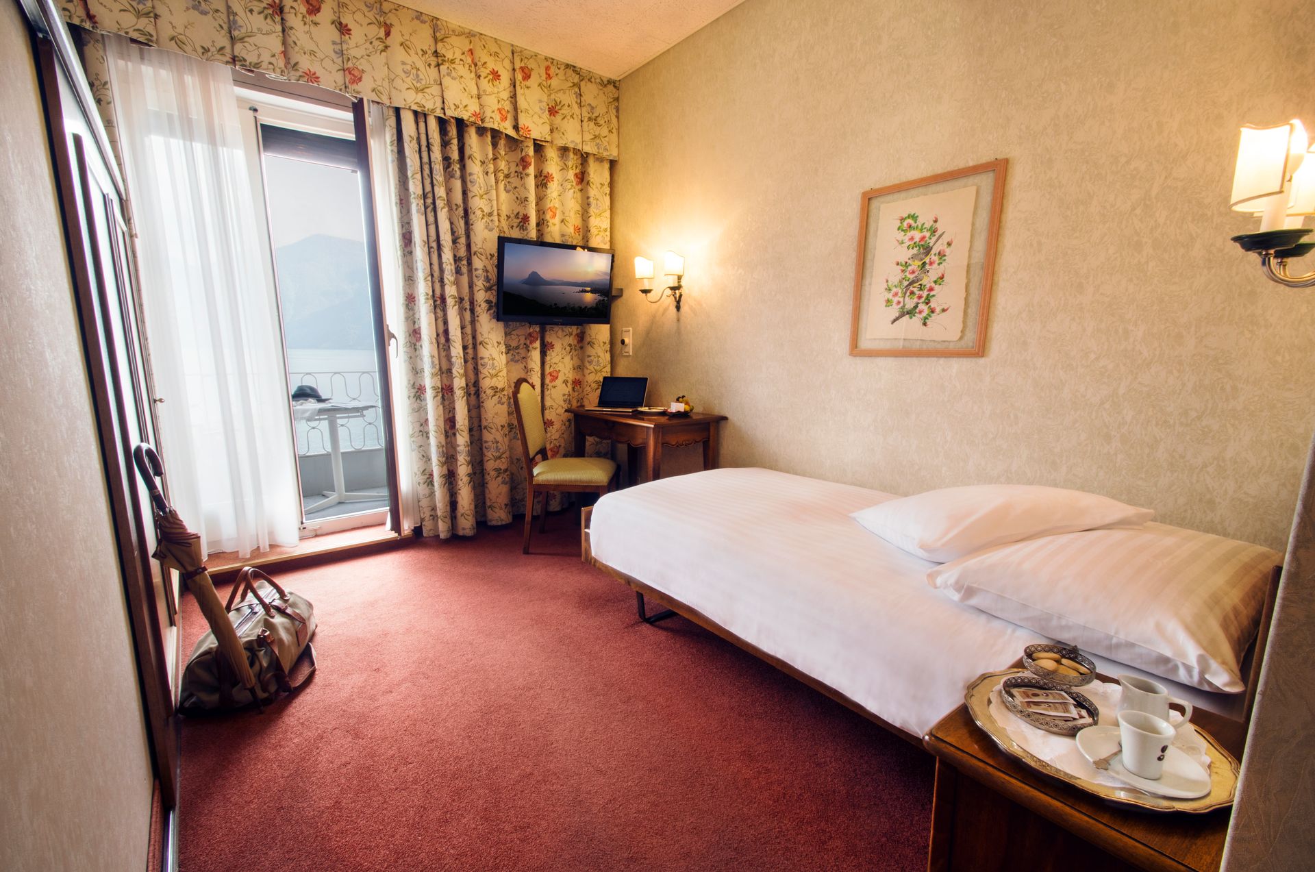 Single bedroom with lake view in the International au Lac Historic Lakeside Hotel