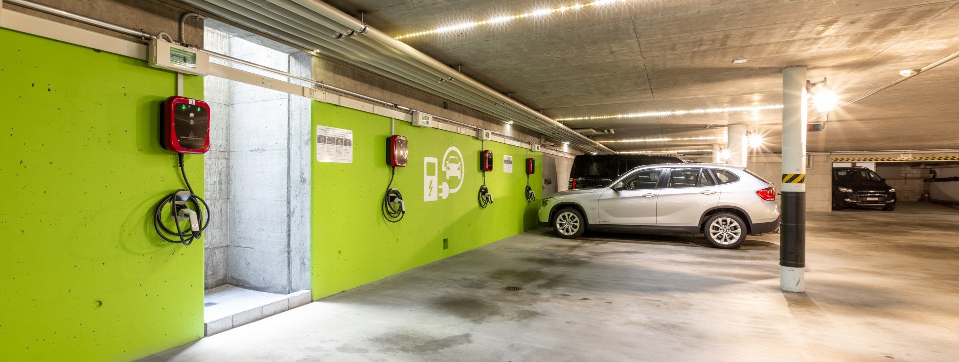 Garage et stations de recharge pour voitures à l'Hôtel International au Lac Lugano