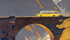 Autobus jaune traversant un pont en montagne avec un paysage alpin