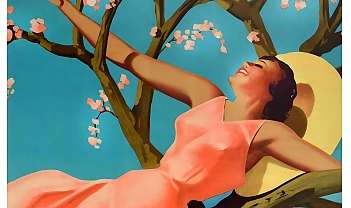 Femme souriante en robe rose allongée sur une branche d'arbre en fleurs avec ciel bleu