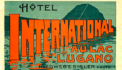 Panneau vintage Hotel International sur le lac de Lugano avec des reflets sur l'eau
