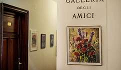 Entrée de la Galerie des Amis avec un tableau de fleurs accroché au mur