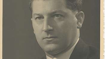 Primo piano di uomo in abito formale con cravatta e fazzoletto da taschino