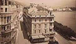 Photo historique en noir et blanc d'un hôtel avec vue sur le lac et la route adjacente