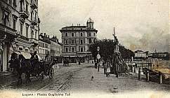 Vue historique en noir et blanc de la Piazza Guglielmo Tell à Lugano avec calèche, statues et personnes