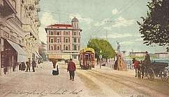 Vue historique de la Piazza Guglielmo Tell à Lugano avec tramway, personnes et calèche