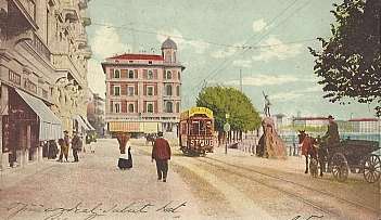 Vue historique de la Piazza Guglielmo Tell à Lugano avec tramway, personnes et calèche