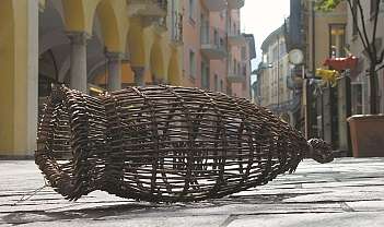 Geflochtener Weidenkorb auf Steinboden in einer Stadtstraße