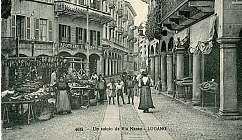 Rue historique avec des boutiques, des personnes et des enfants en vêtements d'époque à Lugano