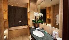 Salle de bain moderne avec baignoire, lavabo avec plan en marbre et décorations florales