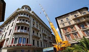 Bâtiment d'un hôtel avec une grue jaune en fonctionnement sous un ciel clair