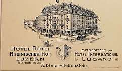 Dessin en noir et blanc d'un grand bâtiment hôtelier avec des personnes et des calèches