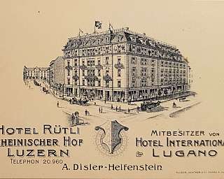 Dessin en noir et blanc d'un grand bâtiment hôtelier avec des personnes et des calèches