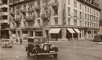 Bâtiment historique d'un hôtel avec une voiture ancienne dans la rue devant