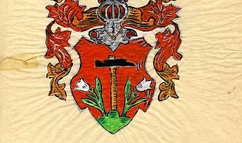 Blason héraldique avec marteau, fleurs blanches et casque avec ailes rouges