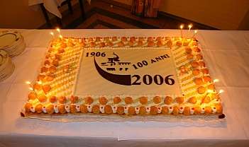 Gâteau rectangulaire décoré de crème chantilly et de choux pour célébrer 100 ans de 1906 à 2006