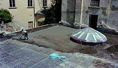 Ouvrier torse nu travaillant sur un toit en construction avec des matériaux et des outils