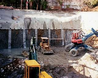 Chantier avec excavatrices et bulldozers en phase de creusement et de terrassement