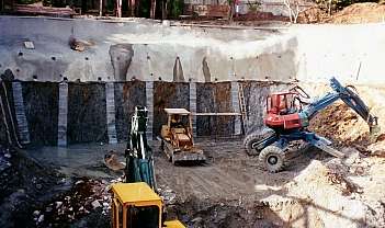 Chantier avec des machines d'excavation et de terrassement dans une grande fouille