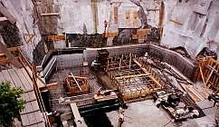 Travailleurs sur un chantier construisant des fondations avec des armatures et du bois