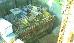 Vue aérienne d'un chantier avec équipements et matériaux pour excavation profonde