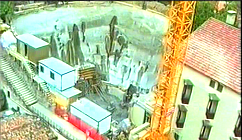 Zone de fouille avec conteneur et grue près de bâtiments résidentiels