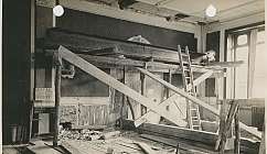 Pièce avec échafaudages en bois et outils pendant des travaux de rénovation