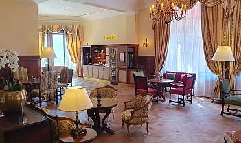 Intérieur de salon élégant avec fauteuils, tables, lampes et bar en libre-service