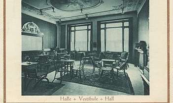 Intérieur d'un salon avec des chaises, des tables et de grandes fenêtres de style classique