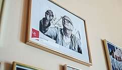 Photo encadrée d'un homme chauve avec des lunettes écrivant sur une surface transparente