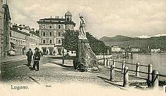 Vue historique du bord du lac de Lugano avec statue, personnes et montagnes en arrière-plan