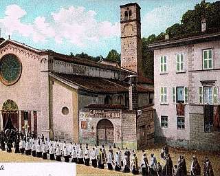 Procession religieuse avec prêtres et fidèles devant l'Église des Anges