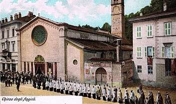 Procession religieuse avec des personnes en habits cérémoniels devant l'Église des Anges