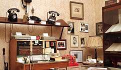 Standard téléphonique ancien avec téléphones à cadran et tableaux accrochés aux murs