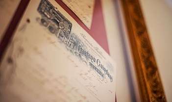 Gros plan d'un document ancien encadré avec texte et illustration