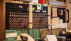 Standard téléphonique vintage avec câbles connectés et téléphone à cadran en premier plan