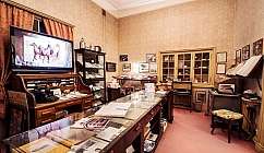 Intérieur d'un bureau historique avec des meubles en bois, des documents et des objets d'époque