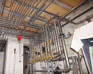 Vue d'une installation complexe de tuyauterie métallique dans une salle technique