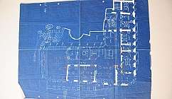 Plan architectural détaillé sur papier bleu avec pièces et mesures