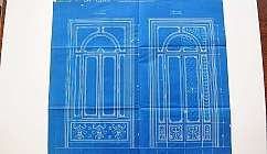 Dessin technique bleu de deux portes décoratives avec détails floraux et mesures