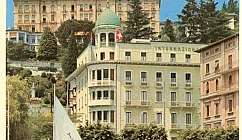 Voilier blanc sur le lac devant des bâtiments historiques et des arbres