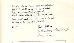 Trois personnes en tenue formelle sous une structure jaune en plein air