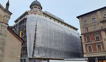 Hôtel couvert d’échafaudages et de bâches protectrices pendant des travaux de rénovation