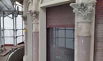 Détail de colonnes décorées avec chapiteaux et échafaudage pour travaux de construction