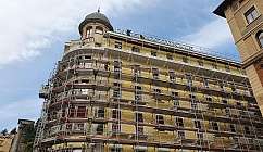 Façade d'un hôtel jaune avec des échafaudages pour des travaux de rénovation