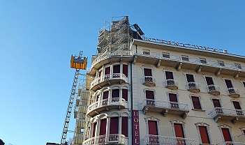 Façade d'un hôtel avec échafaudages et plateforme élévatrice pour travaux de rénovation
