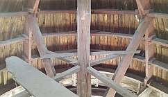 Vue intérieure de la structure du toit avec poutres et planches en bois