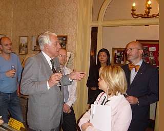 Groupe de personnes en tenue formelle discutant lors d'un événement social