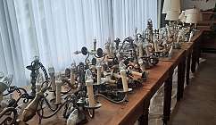 Lustres vintage avec ampoules en forme de bougie disposés sur une longue table en bois