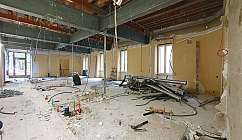 Espace intérieur avec installations et tuyaux en cours de rénovation